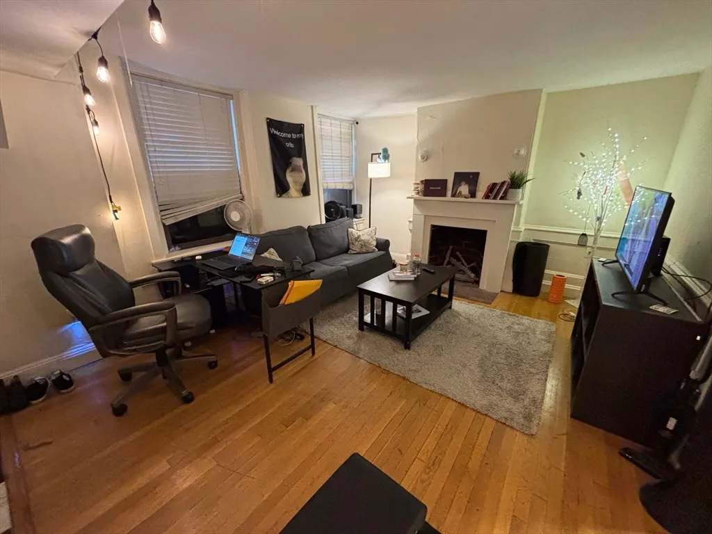 1 bed, 1 bath apartment for rent at 56 River St Unit B, Beacon Hill — photo 2 of 17