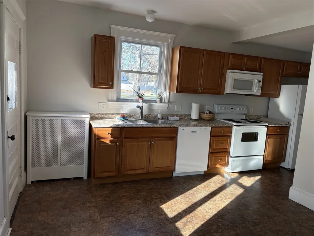 3 bed, 1 bath apartment for rent at 56 Sheridan St Unit 1, Zip 01830 — photo 3 of 16
