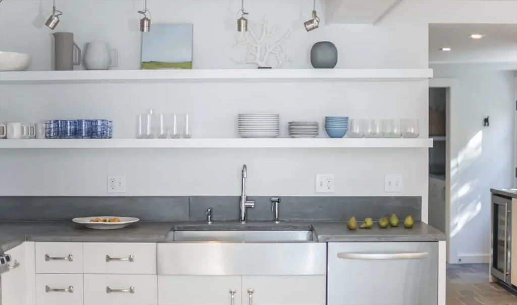 5 bed, 4+ bath apartment for rent at 56 Walsh St Unit WEEKLY, Nantucket — photo 5 of 19