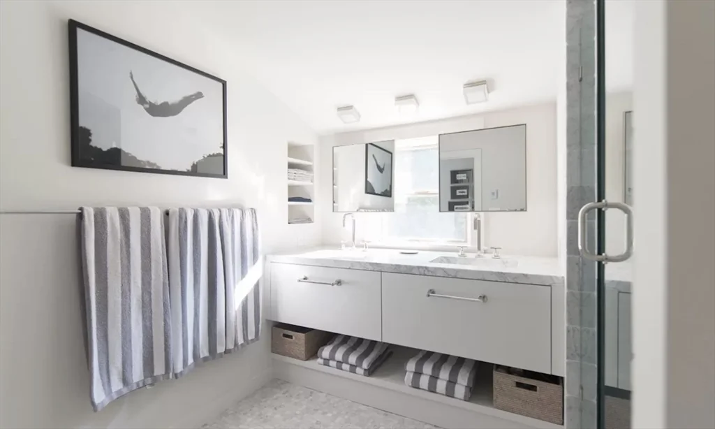 5 bed, 4+ bath apartment for rent at 56 Walsh St Unit WEEKLY, Nantucket — photo 15 of 19