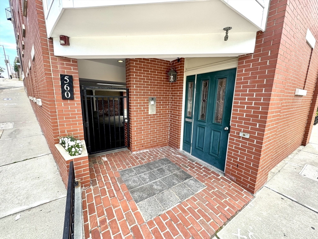 2 bed, 1 bath apartment for rent at 560 Commercial St Unit 1, North End — photo 3 of 36