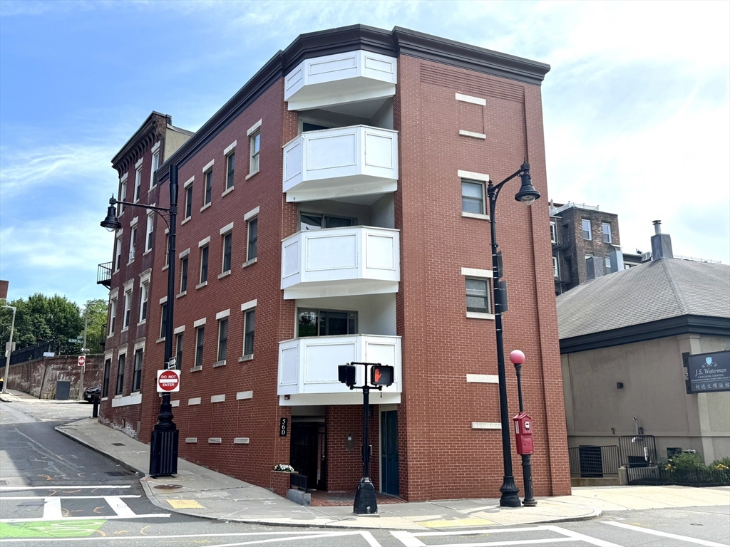 2 bed, 1 bath apartment for rent at 560 Commercial St Unit 1, North End — photo 1 of 36