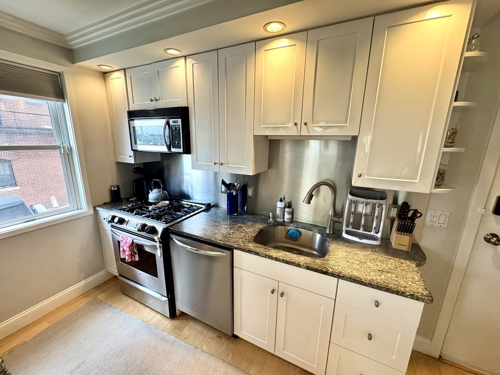 2 bed, 1 bath apartment for rent at 560 Commercial St Unit 1, North End — photo 4 of 36