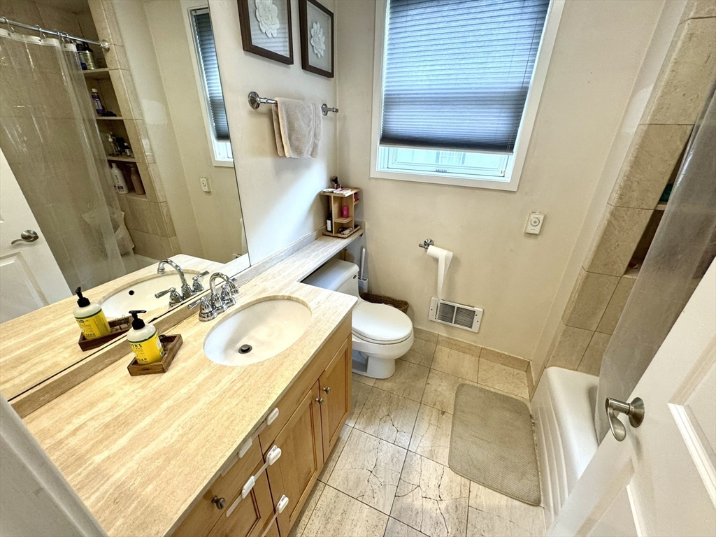 2 bed, 1 bath apartment for rent at 560 Commercial St Unit 1, North End — photo 15 of 36