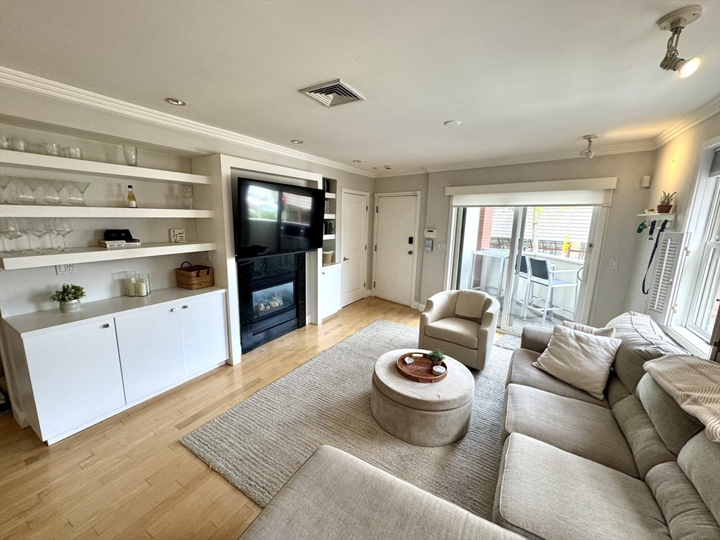 2 bed, 1 bath apartment for rent at 560 Commercial St Unit 1, North End — photo 12 of 36