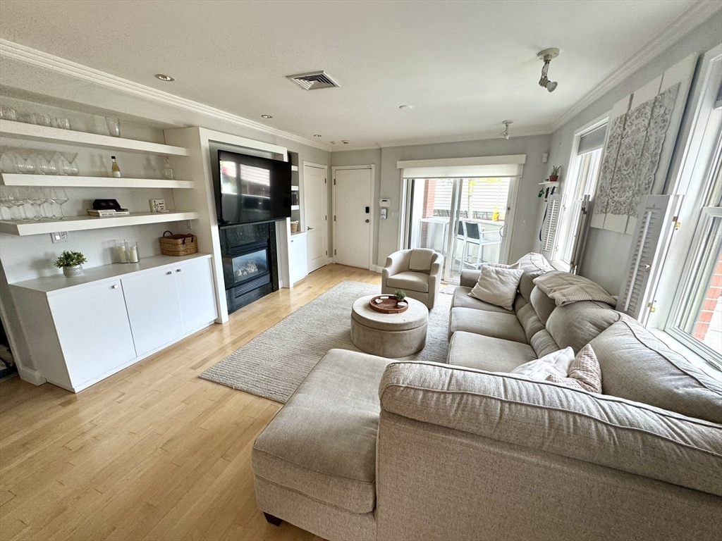 2 bed, 1 bath apartment for rent at 560 Commercial St Unit 1, North End — photo 10 of 36