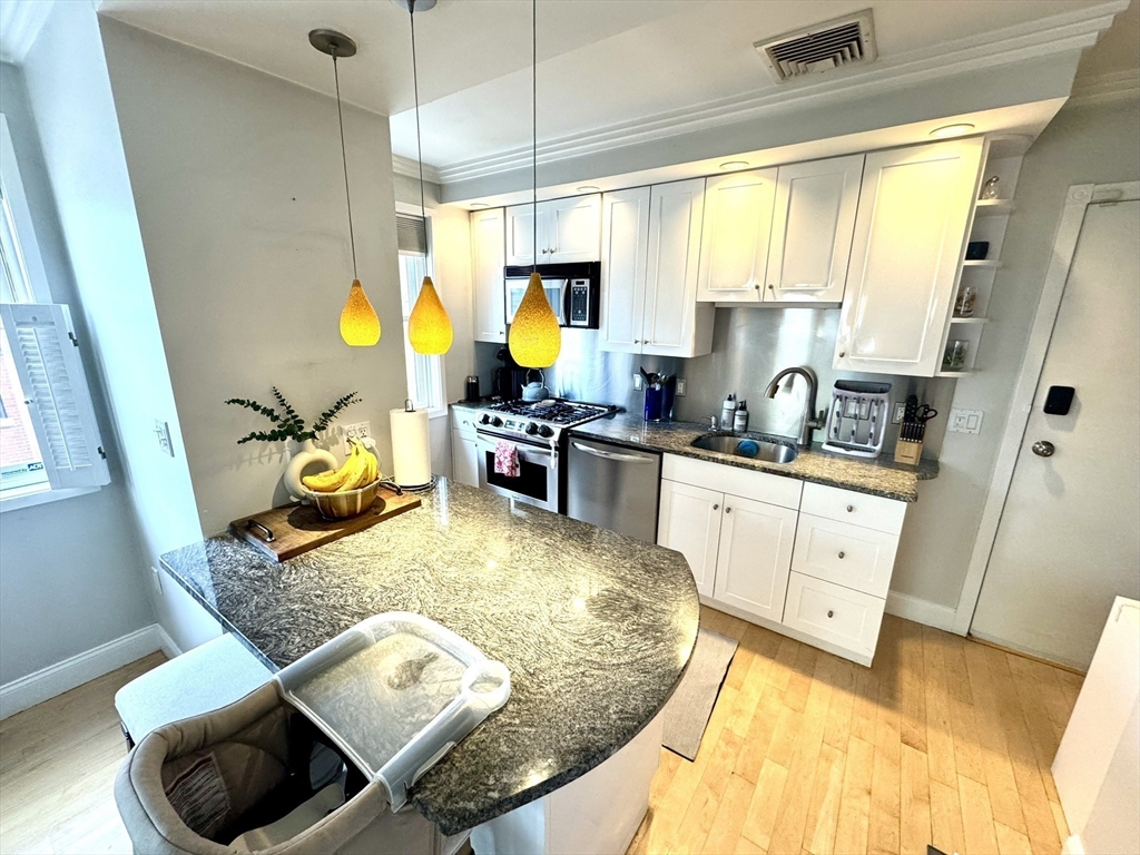2 bed, 1 bath apartment for rent at 560 Commercial St Unit 1, North End — photo 6 of 36
