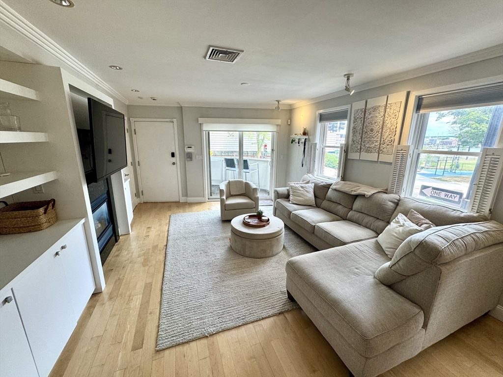 2 bed, 1 bath apartment for rent at 560 Commercial St Unit 1, North End — photo 11 of 36