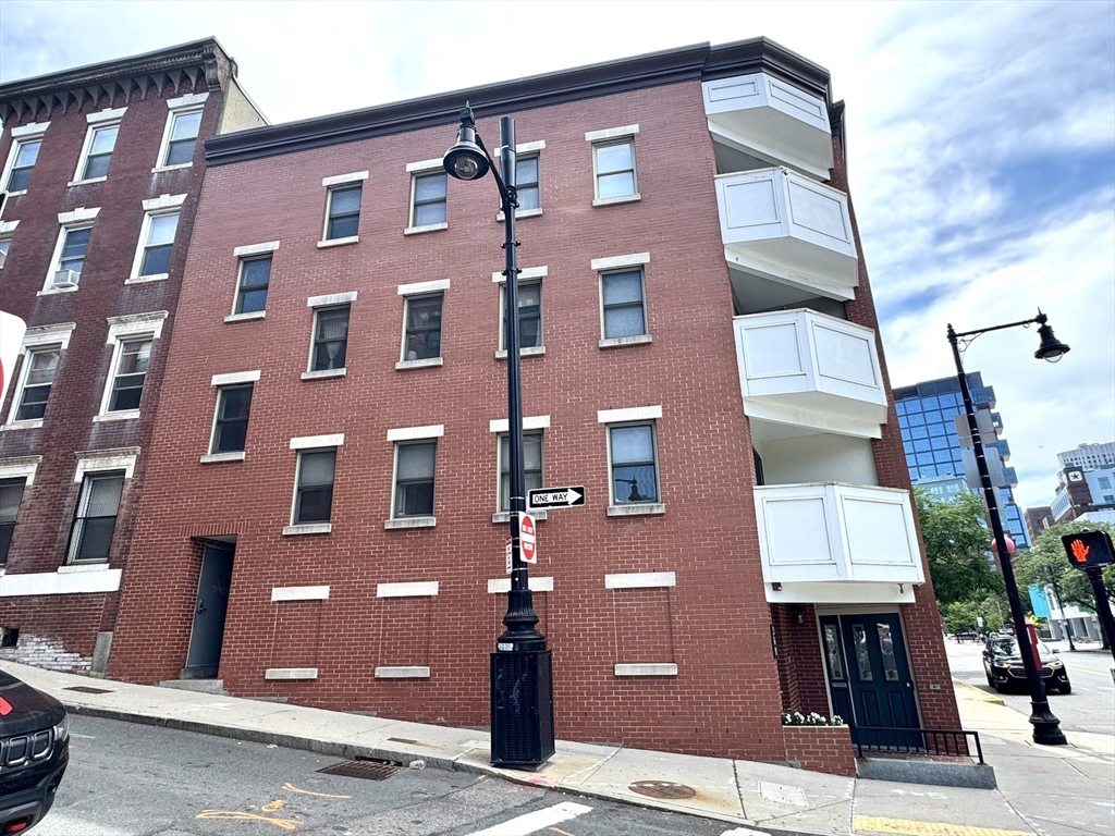 2 bed, 1 bath apartment for rent at 560 Commercial St Unit 1, North End — photo 27 of 36
