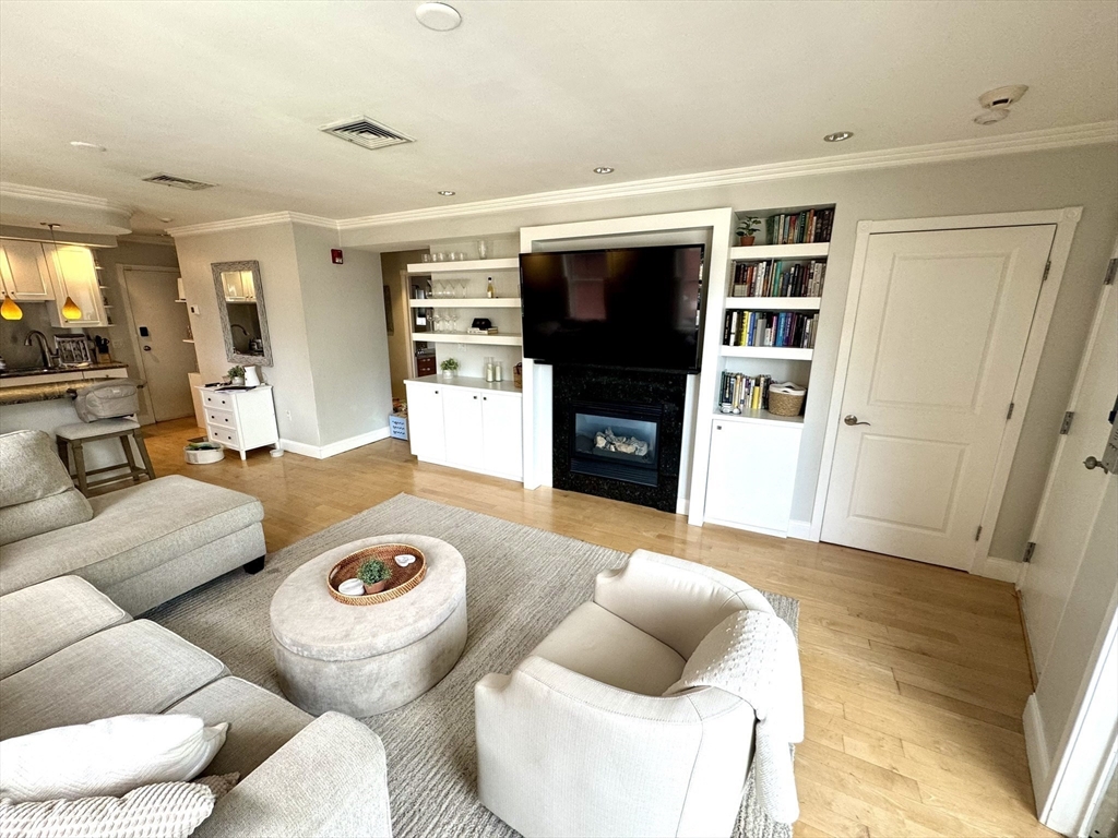 2 bed, 1 bath apartment for rent at 560 Commercial St Unit 1, North End — photo 13 of 36