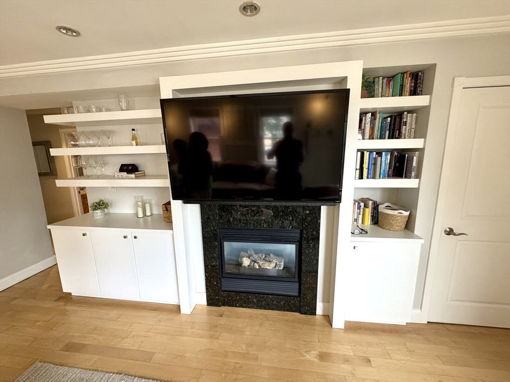 2 bed, 1 bath apartment for rent at 560 Commercial St Unit 1, North End — photo 14 of 36