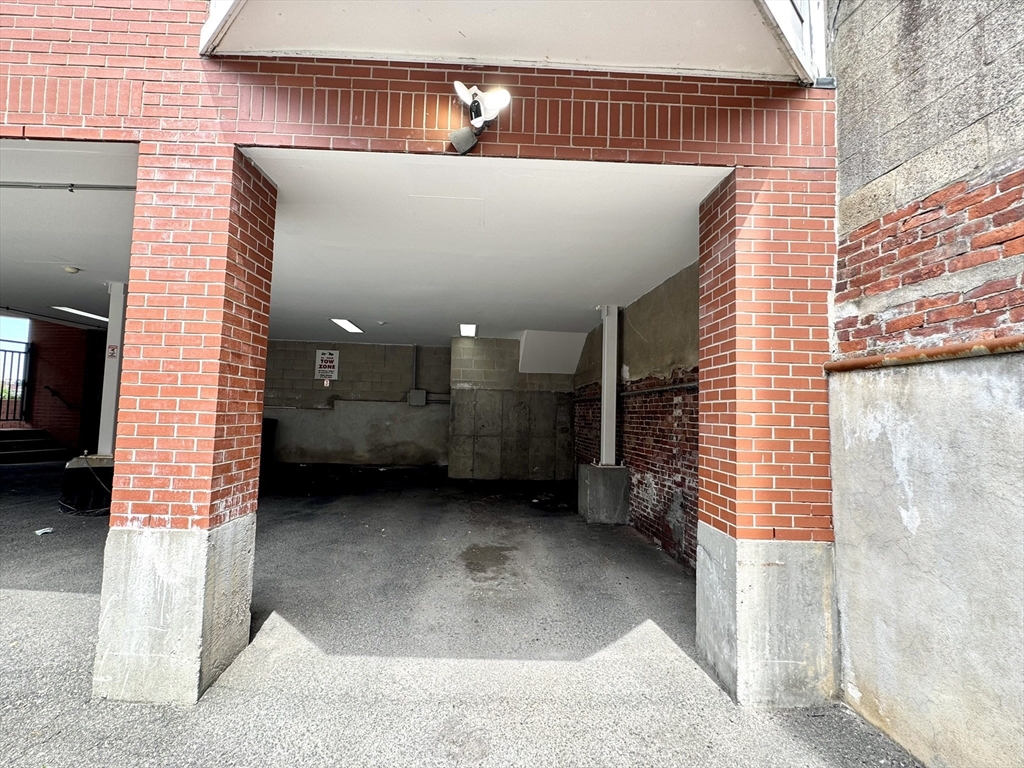 2 bed, 1 bath apartment for rent at 560 Commercial St Unit 1, North End — photo 2 of 36