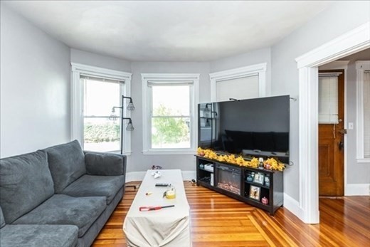 2 bed, 1 bath apartment for rent at 565-567 Riverside Ave Unit 565, Medford — photo 2 of 13