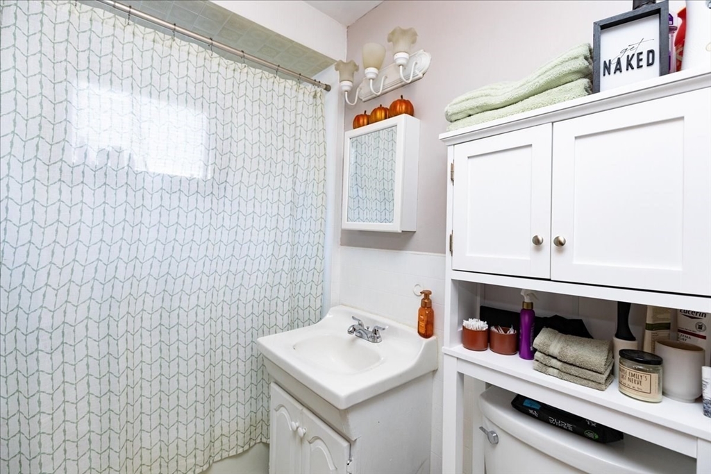 2 bed, 1 bath apartment for rent at 565-567 Riverside Ave Unit 565, Medford — photo 10 of 13