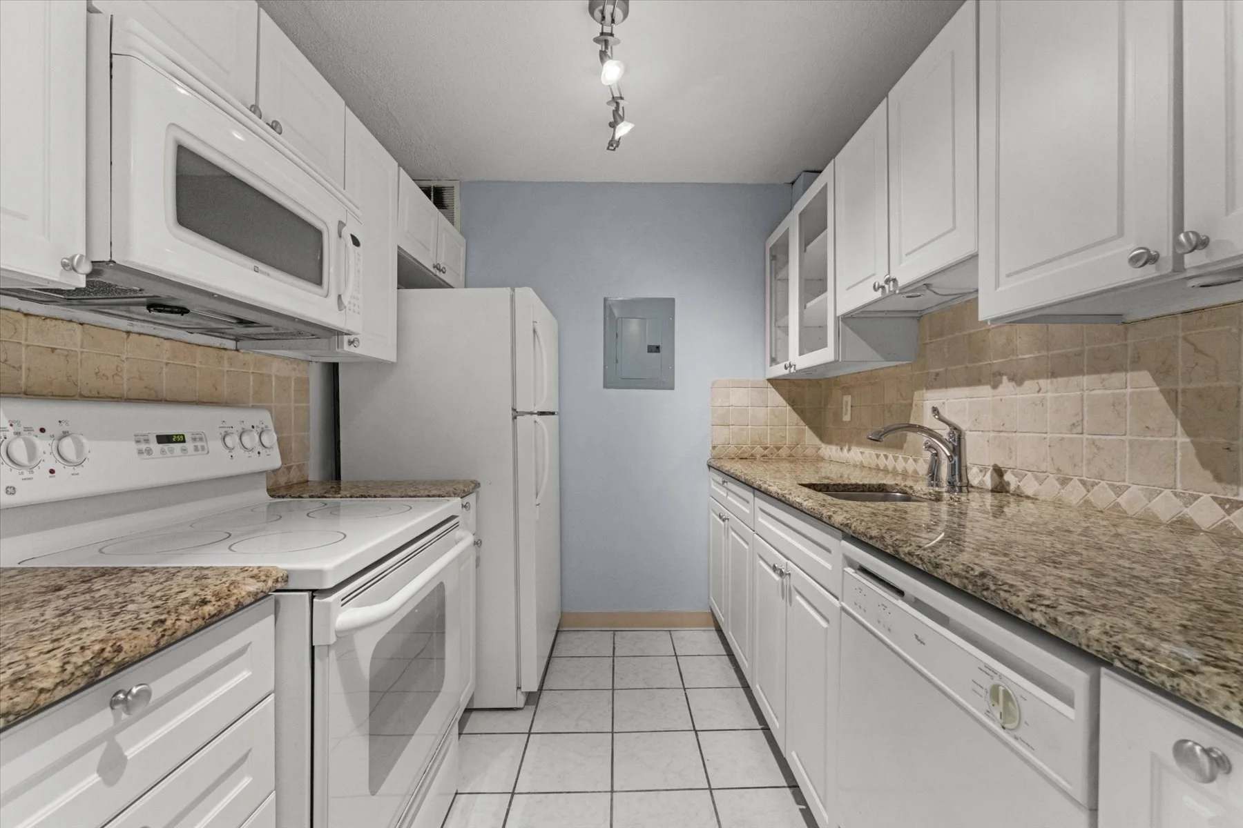 1 bed, 1 bath apartment for rent at 566 Commonwealth Ave Unit 703, Fenway — photo 3 of 14