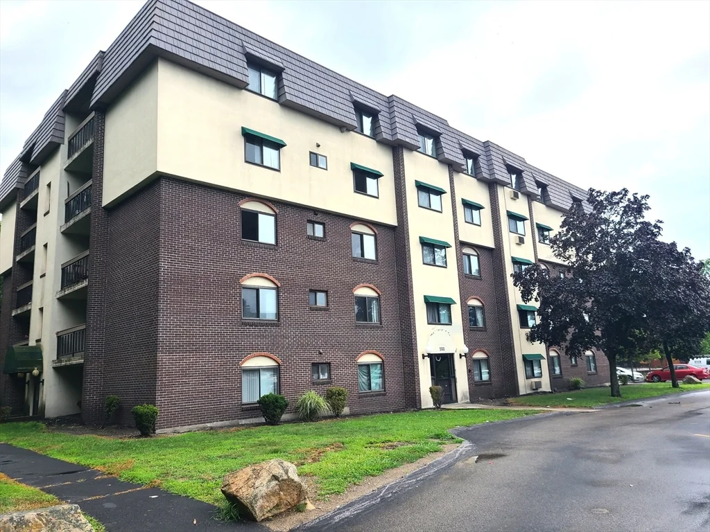 2 bed, 1 bath apartment for rent at 566 Washington St Unit 46, Weymouth