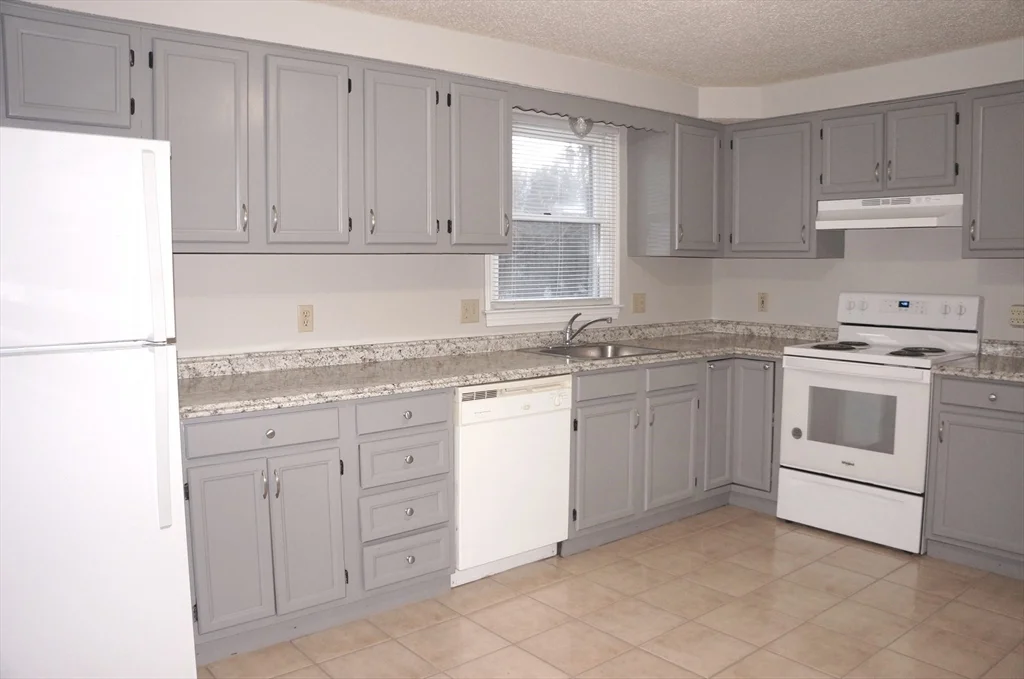 3 bed, 1 bath apartment for rent at 567 Mendon Rd Unit 1, Attleboro — photo 4 of 16