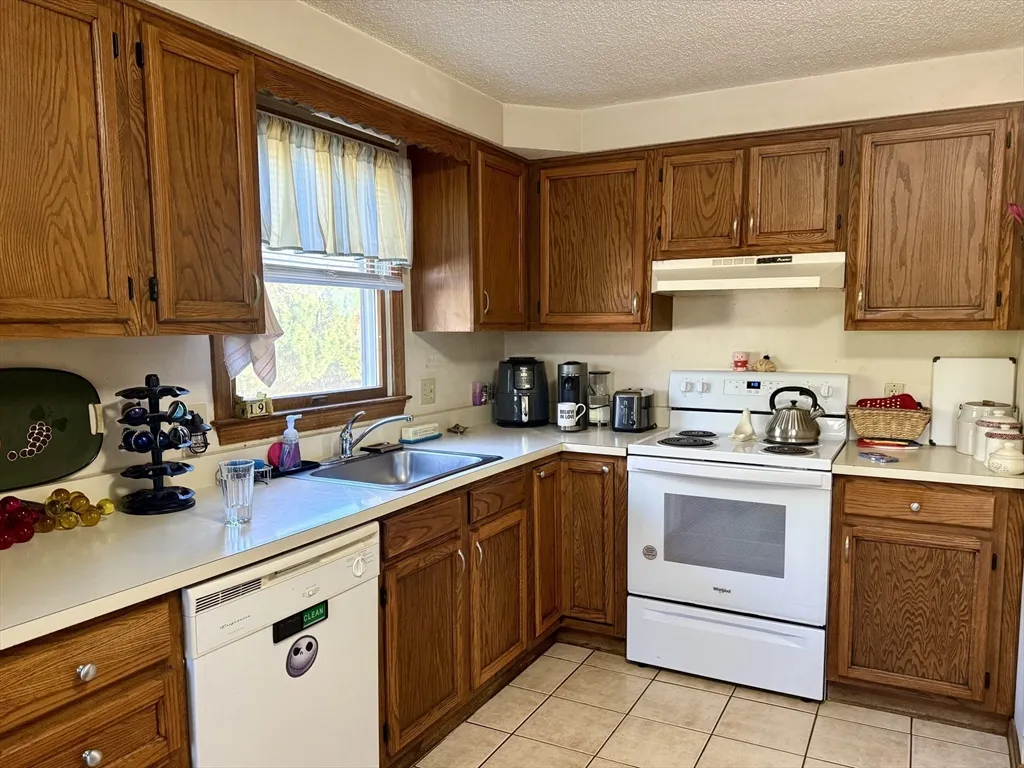 3 bed, 1 bath apartment for rent at 567 Mendon Rd Unit 1, Attleboro — photo 3 of 16