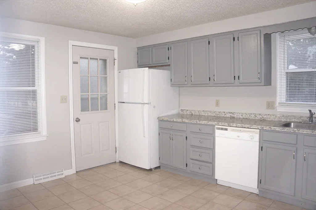 3 bed, 1 bath apartment for rent at 567 Mendon Rd Unit 1, Attleboro — photo 5 of 16