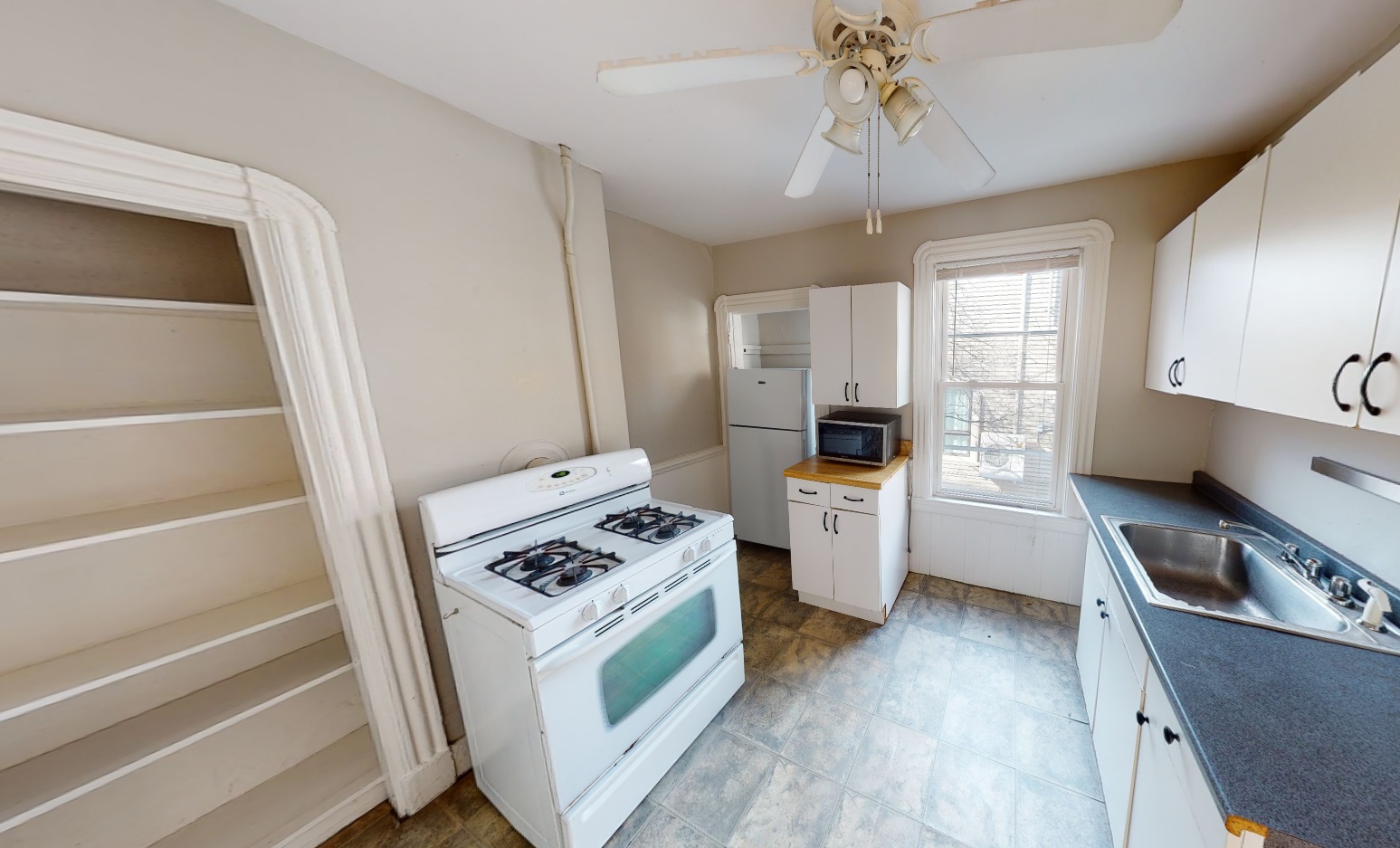 2 bed, 1 bath apartment for rent at 568 Green St Unit 1T, Riverside