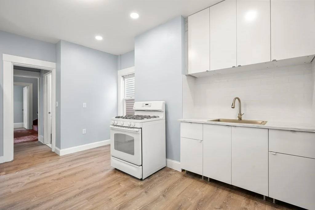 5 bed, 2 bath apartment for rent at 569 E 6th Unit 2, South Boston — photo 7 of 28
