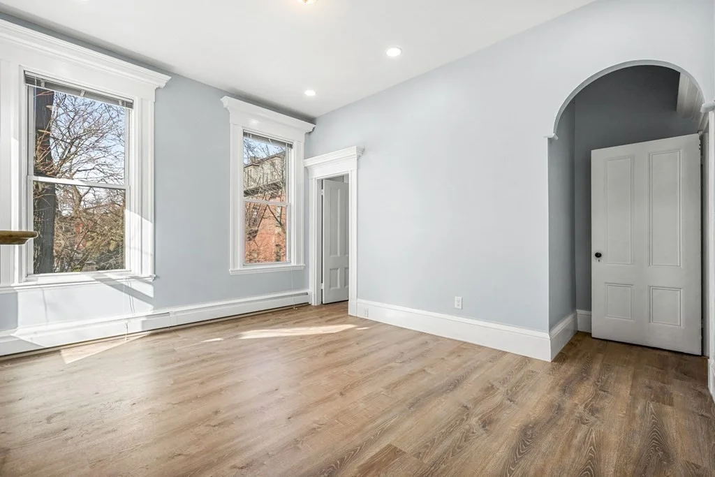 5 bed, 2 bath apartment for rent at 569 E 6th Unit 2, South Boston — photo 4 of 28