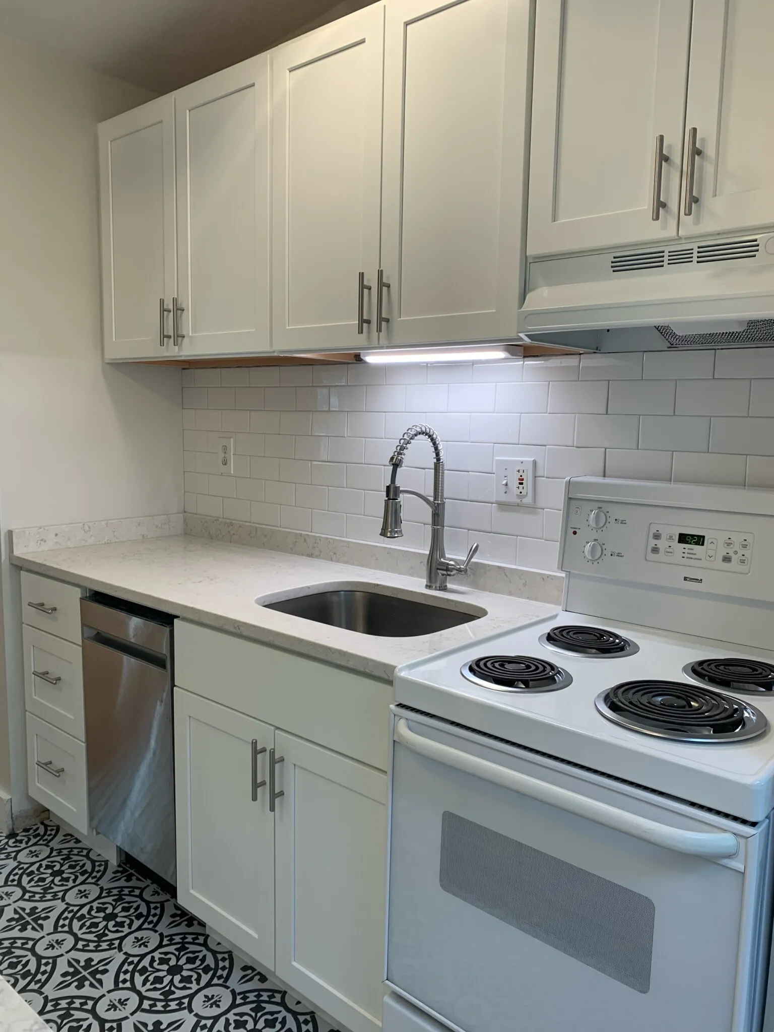 1 bed, 1 bath apartment for rent at 57 Appleton St Unit Ph, Columbus — photo 3 of 9