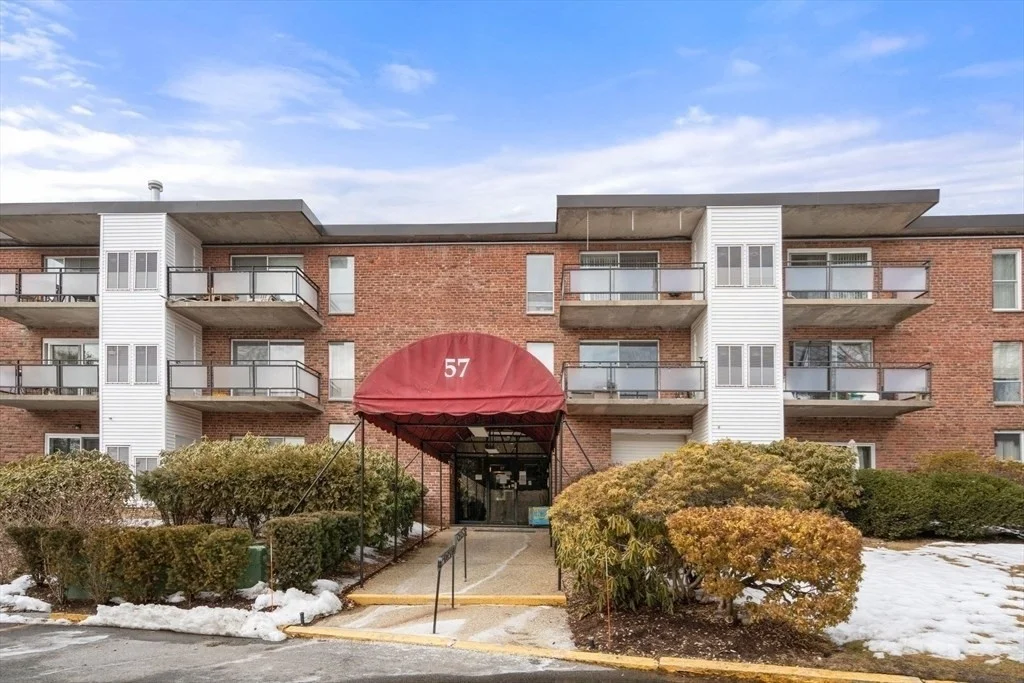 1 bed, 1 bath apartment for rent at 57 Broadlawn Park Unit 11B, Chestnut Hill — photo 4 of 13