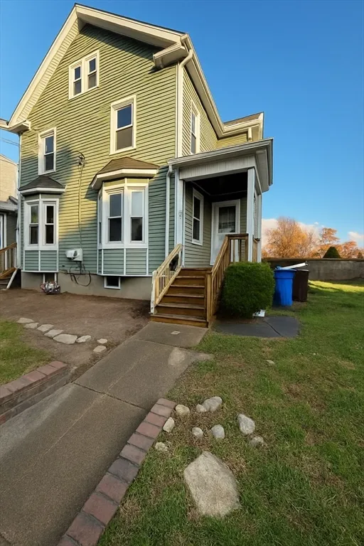 4 bed, 1 bath apartment for rent at 57 Colfax St Unit 57, Fall River — photo 1 of 7