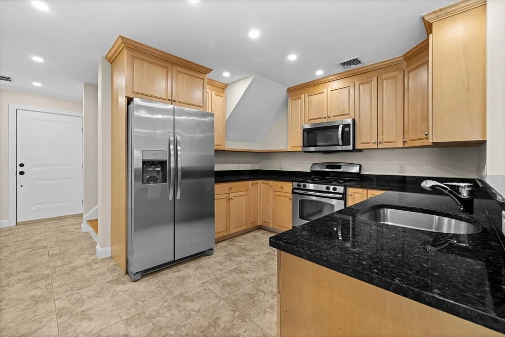 3 bed, 2 bath apartment for rent at 57 Dedham Ave Unit 201, Needham — photo 4 of 29