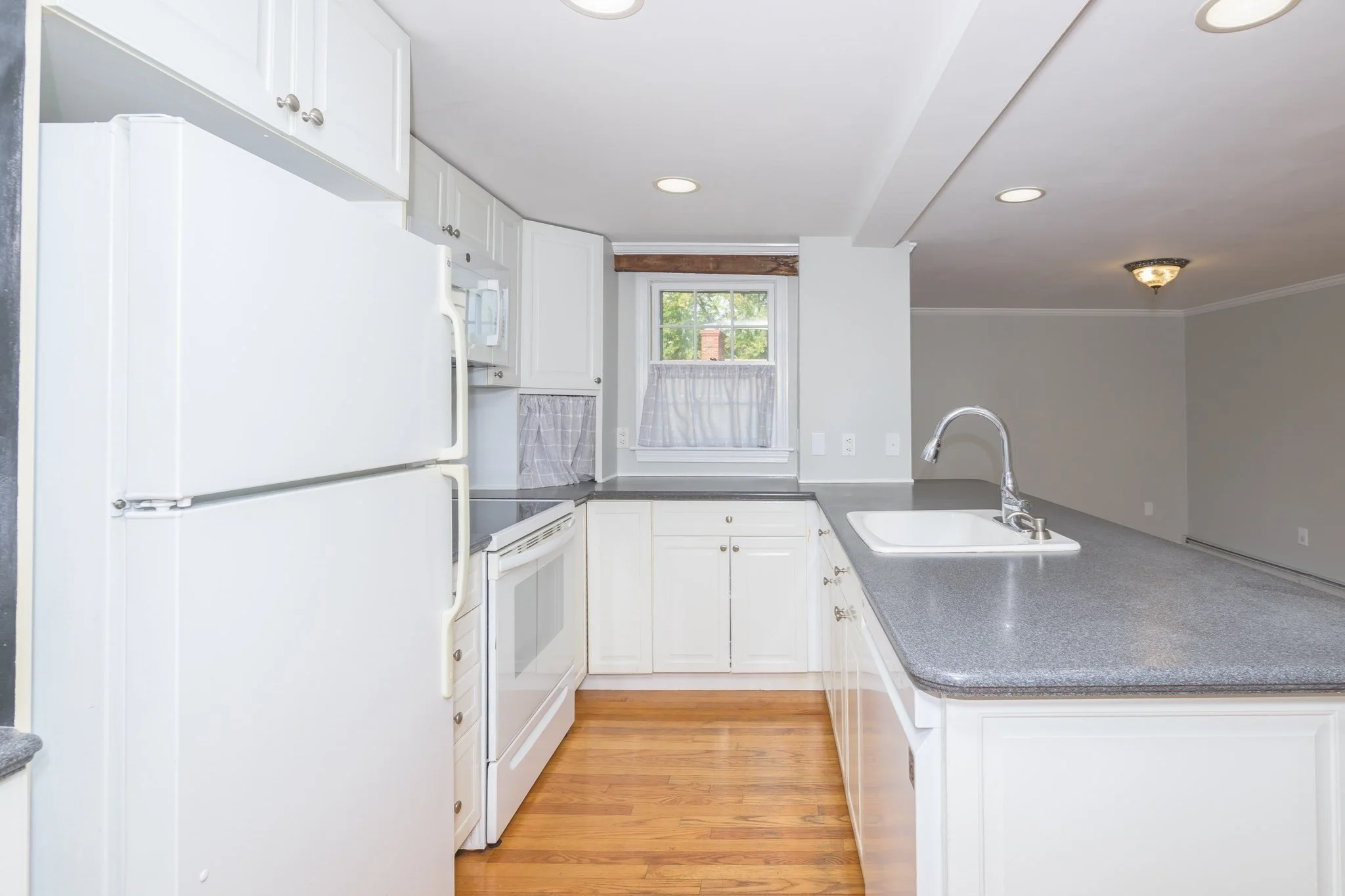 2 bed, 2 bath apartment for rent at 57 Elm Unit St, Marblehead — photo 4 of 20