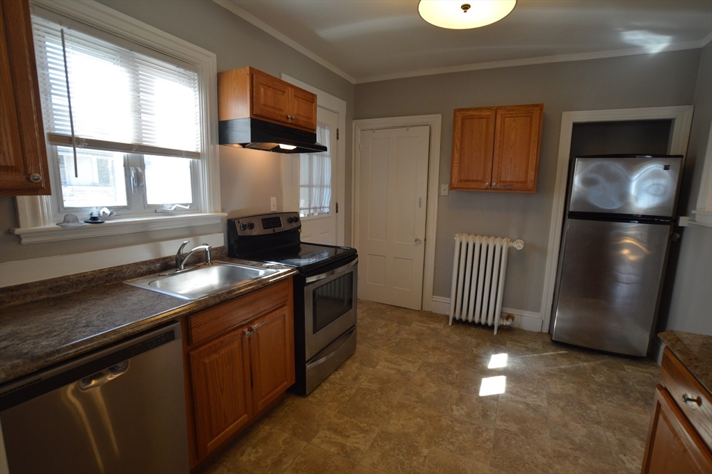 3 bed, 1 bath apartment for rent at 57 Lindall St Unit 2, Danvers — photo 2 of 10