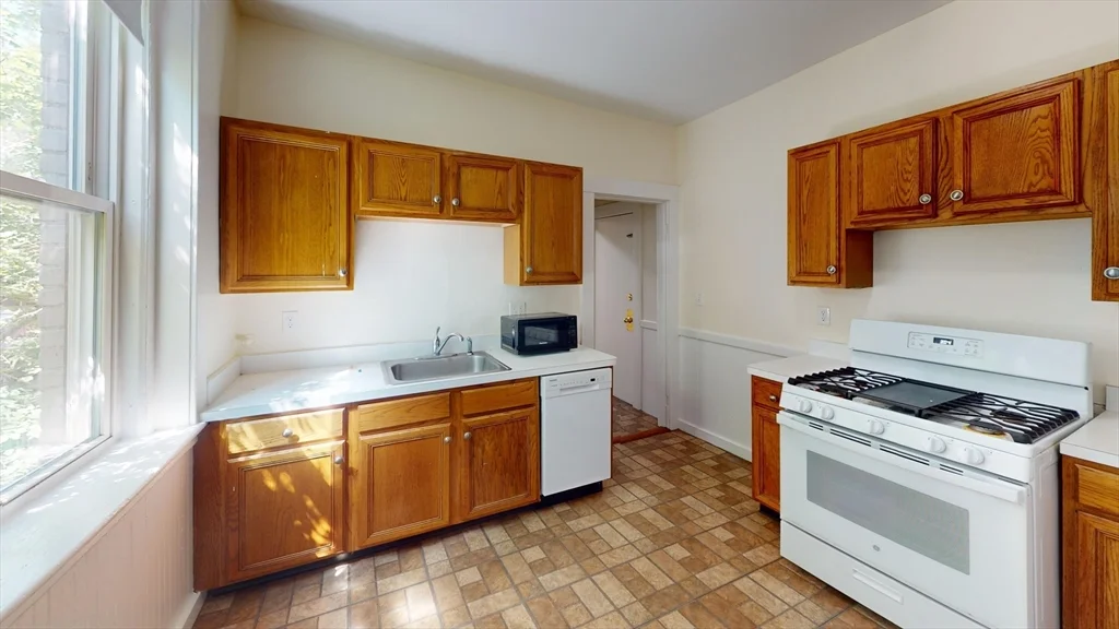4 bed, 1 bath apartment for rent at 57 Strathmore Unit 6, Brighton — photo 4 of 19