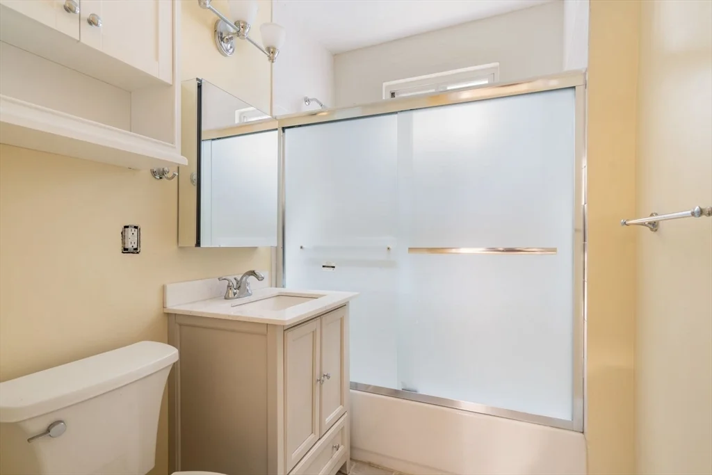 4 bed, 1 bath apartment for rent at 570 Washington St Unit 3, Brighton — photo 7 of 11