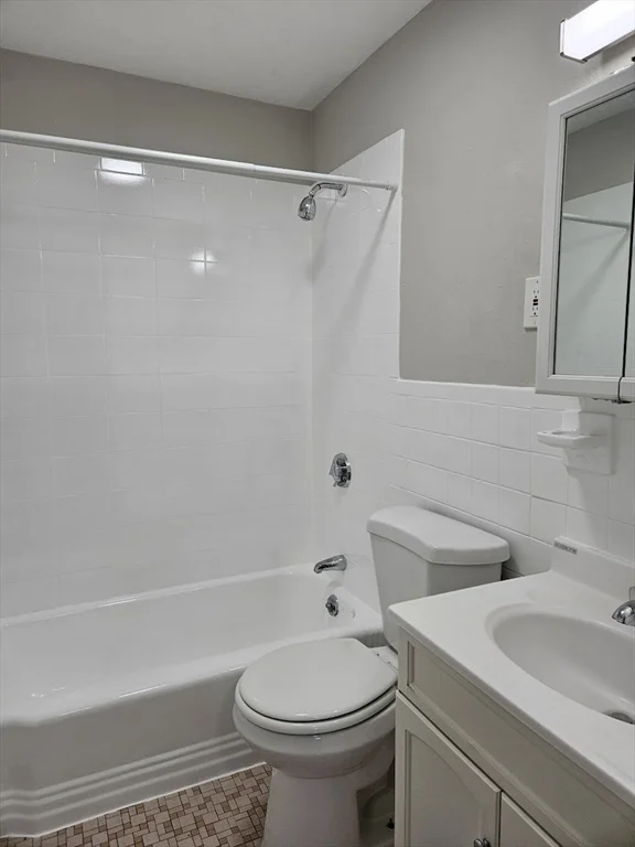 2 bed, 1 bath apartment for rent at 572 Cummins Highway Unit 12, Mattapan — photo 8 of 9