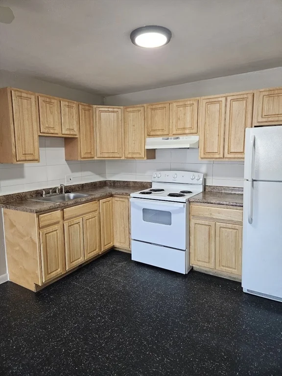 2 bed, 1 bath apartment for rent at 572 Cummins Highway Unit 12, Mattapan — photo 2 of 9
