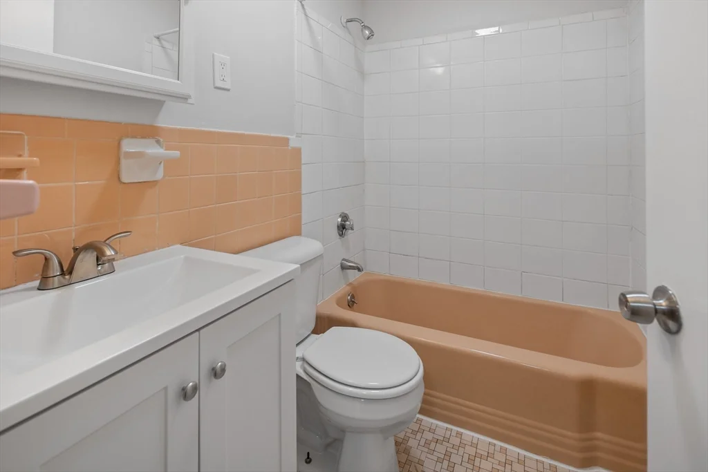 2 bed, 1 bath apartment for rent at 572 Cummins Highway Unit 16, Mattapan — photo 4 of 10