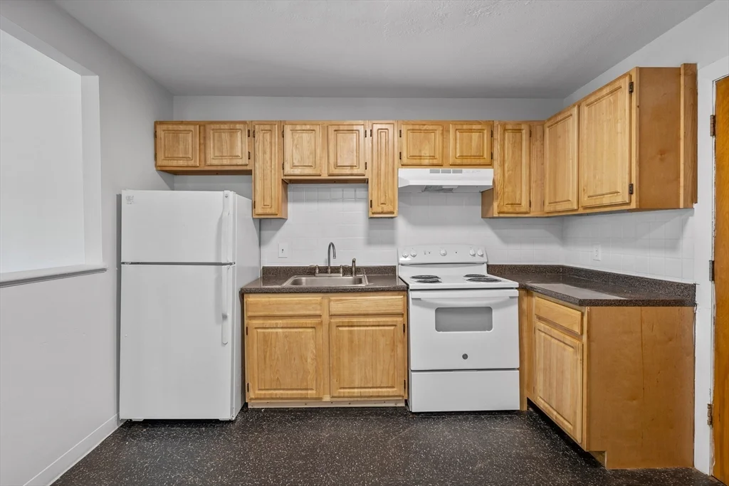 2 bed, 1 bath apartment for rent at 572 Cummins Highway Unit 16, Mattapan — photo 3 of 10
