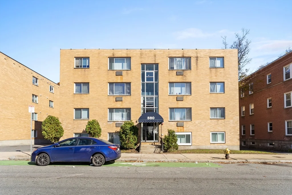 2 bed, 1 bath apartment for rent at 572 Cummins Highway Unit 16, Mattapan — photo 10 of 10