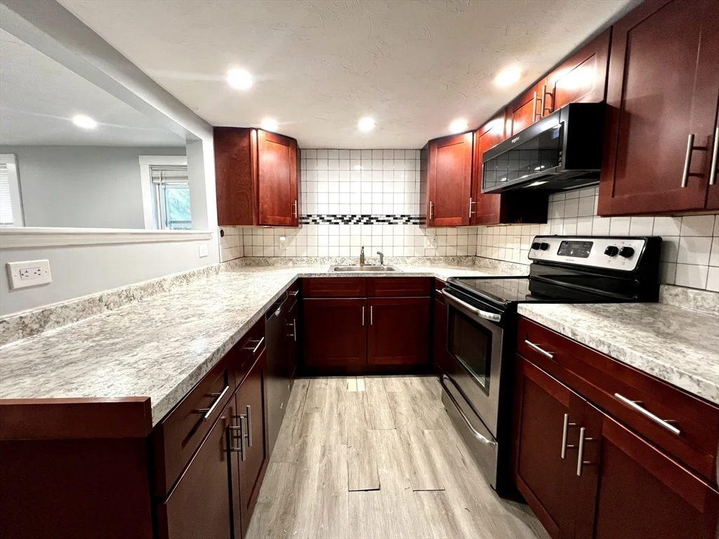 3 bed, 2 bath apartment for rent at 572 Main St Unit B, Watertown — photo 3 of 20