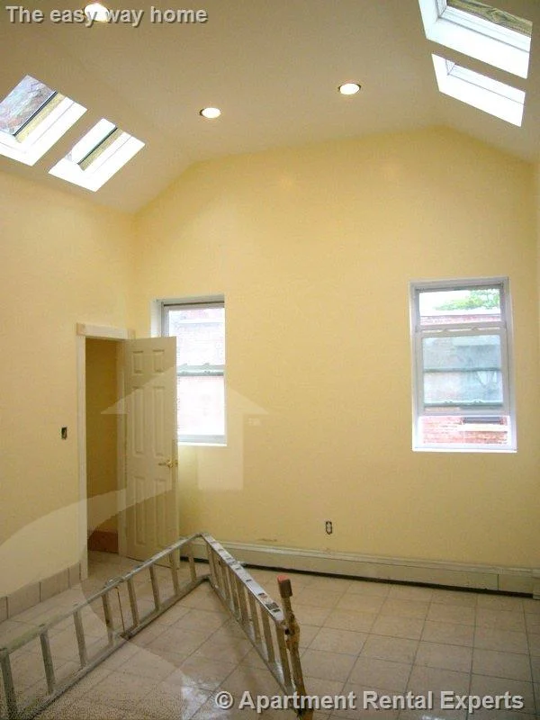 4 bed, 2 bath apartment for rent at 573A Somerville Ave, Spring Hill — photo 2 of 7