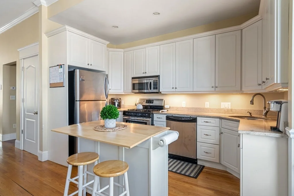 2 bed, 2.5 bath apartment for rent at 574 East Broadway Unit 1, South Boston — photo 2 of 35