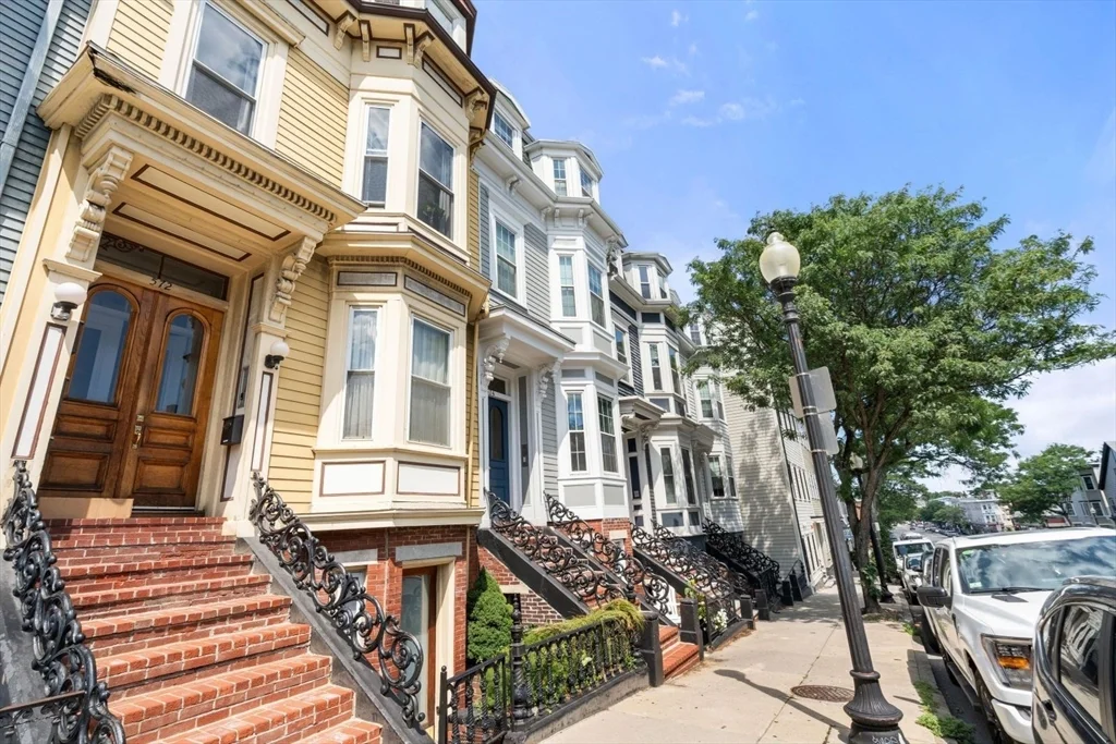 2 bed, 2.5 bath apartment for rent at 574 East Broadway Unit 1, South Boston — photo 32 of 35