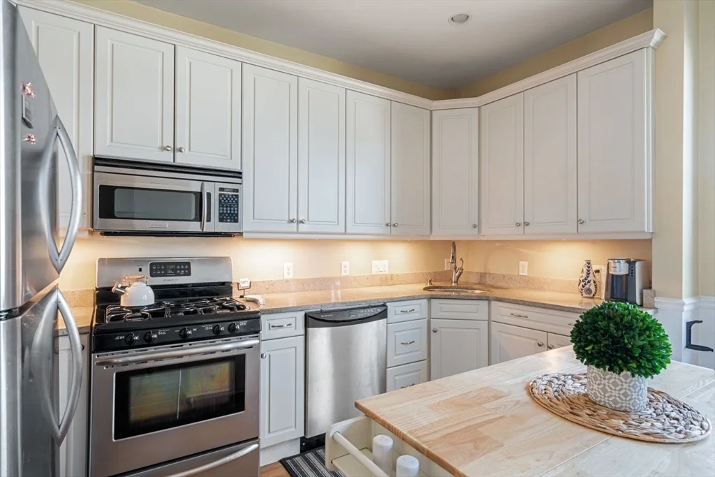 2 bed, 2.5 bath apartment for rent at 574 East Broadway Unit 1, South Boston — photo 20 of 35