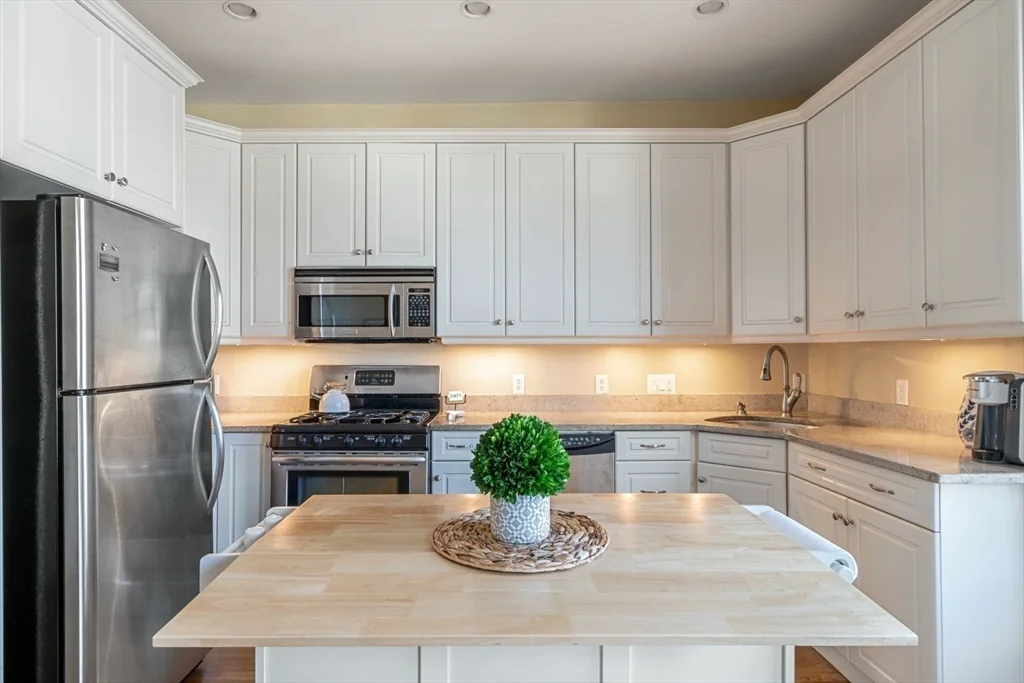 2 bed, 2 bath apartment for rent at 574 East Broadway Unit 1A, South Boston — photo 5 of 32