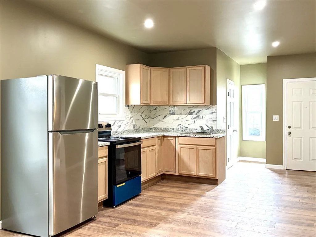 3 bed, 1 bath apartment for rent at 579 Bay St Unit 1R, Taunton — photo 2 of 12