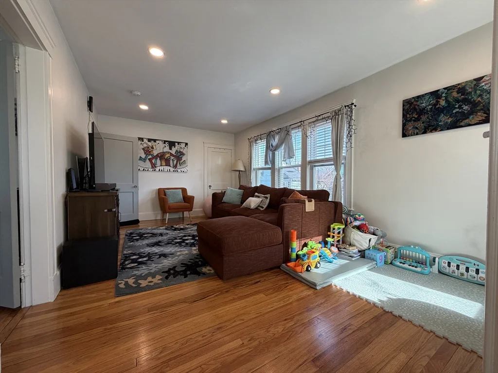 2 bed, 1 bath apartment for rent at 58-60 Palfrey St Unit 60, Watertown — photo 3 of 9