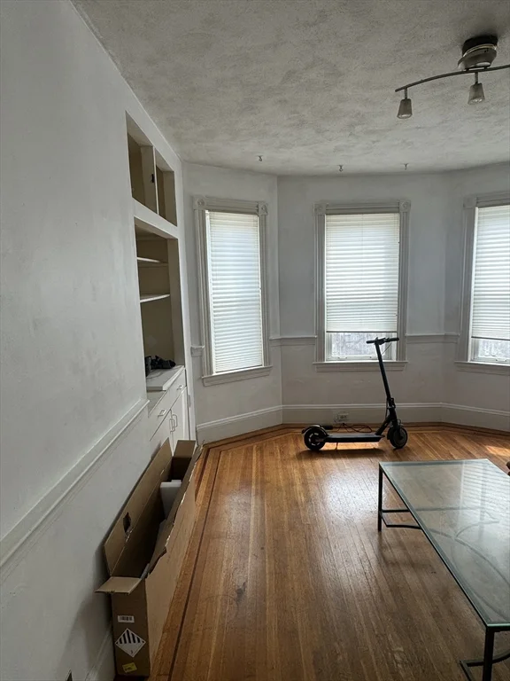 4 bed, 2 bath apartment for rent at 58 Aspinwall Ave Unit 1, Coolidge Corner — photo 3 of 20