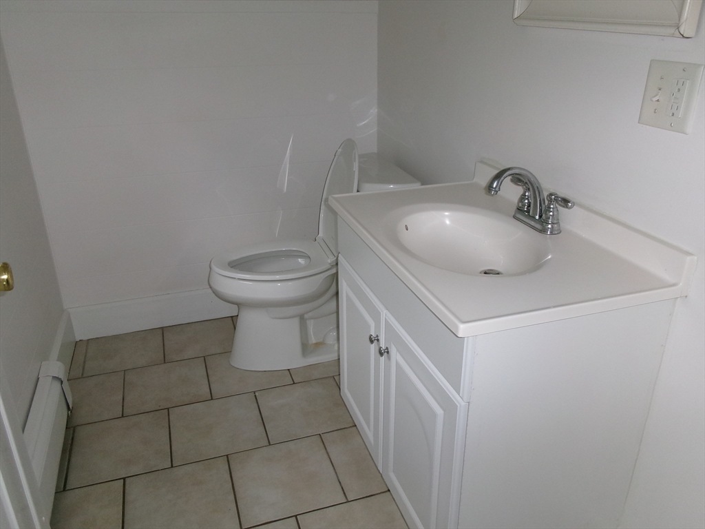 3 bed, 1 bath apartment for rent at 58 Bancroft Park Unit 58, Hopedale — photo 6 of 10