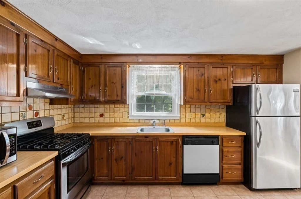 4 bed, 2 bath apartment for rent at 58 Brandon St, Billerica — photo 9 of 26